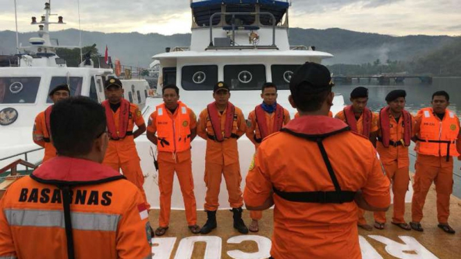 Tim SAR bersiap mencari seorang nelayan yang menghilang di Labuhan Poh, Lombok Barat, Nusa Tenggara Barat, Selasa, 13 November 2018.