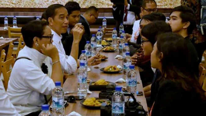 Presiden Jokowi makan di restoran Bebek Goreng Pak Ndut di Lucky Plaza