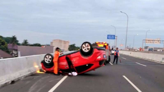 Kecelakaan mobil Honda di Tol Becakayu