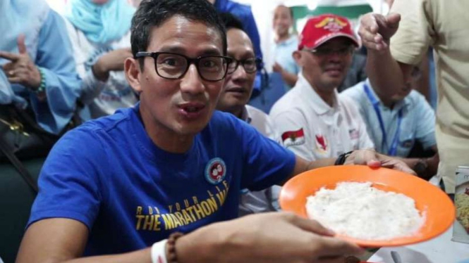 Sandiaga makan bubur ayam di Bandung, Jawa Barat.