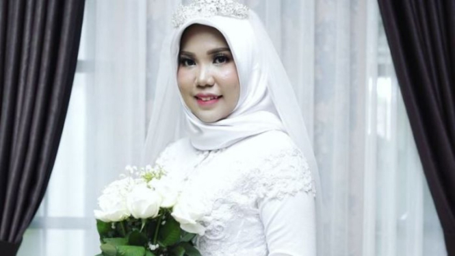 Intan Indah Syari, tunangan korban Lion Air JT-610 Rio Nanda Pratama, mewujudkan janji mereka untuk mengenakan baju pengantin di hari yang mereka rencanakan - meski tanpa sang calon suami.