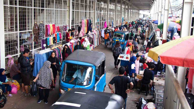 Sejumlah pedagang kaki lima (PKL) berjualan di Jalan Jati Baru, Tanah Abang, Jakarta