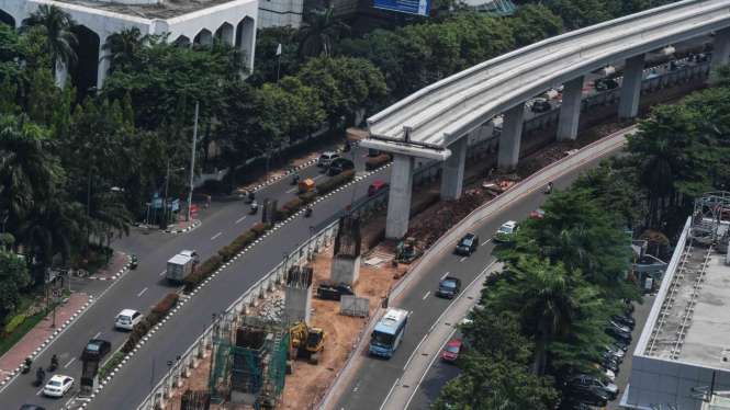 Proyek pembangunan jalur kereta api ringan (LRT) Jabodebek koridor Cawang-Kuningan-Dukuh Atas di Jalan Rasuna Said, Kuningan, Jakarta.