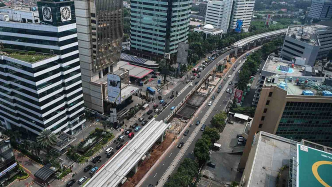 Proyek pembangunan jalur kereta api ringan (LRT) Jabodebek koridor Cawang–Kuningan–Dukuh Atas di Jalan Rasuna Said, Kuningan, Jakarta
