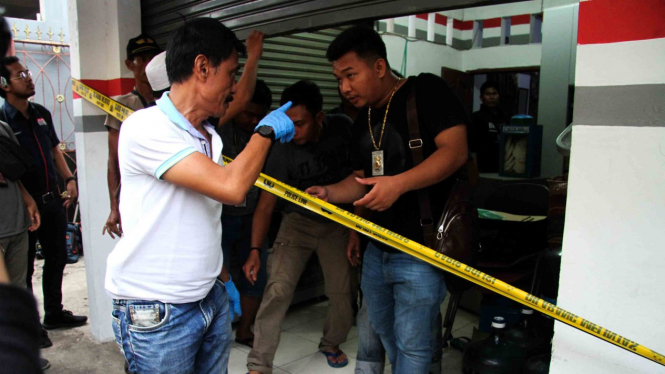 Tim Puslabfor Mabes Polri melakukan olah tempat kejadian perkara di rumah kios tempat perisitiwa pembunuhan satu keluarga, di kawasan Jatirahayu, Bekasi, Jawa Barat