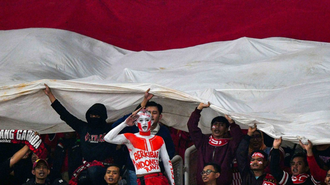 Suporter memberikan dukungan kepada timnas Indonesia 