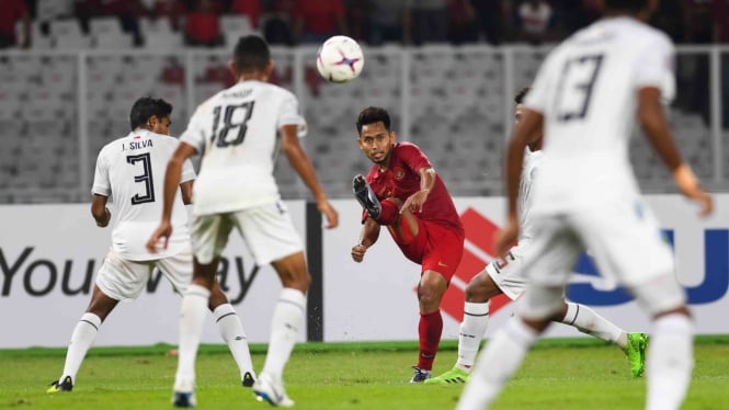 Pesepak bola Indonesia Andik Vermansyah (tengah) menendang bola ketika dibayangi sejumlah pesepak bola Timor Leste dalam laga lanjutan Piala AFF 2018 di Stadion Utama Gelora Bung Karno, Jakarta
