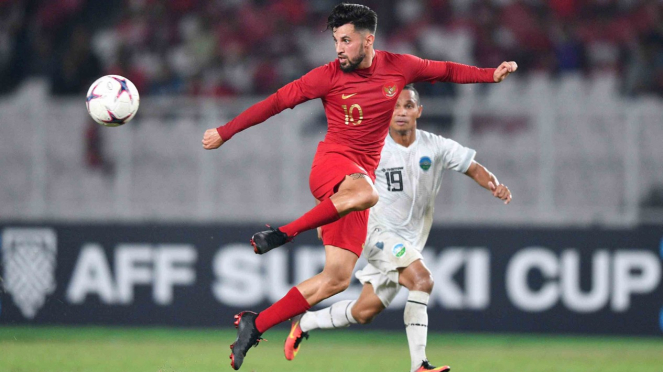 Pemain timnas Indonesia Stefano Lilipaly (kiri) menerima operan dibayangi pemain timnas Timor Leste Feliciano Pinheiro Goncalves dalam penyisihan grub B Piala AFF 2018 di Stadion Utama Gelora Bung Karno, Jakarta