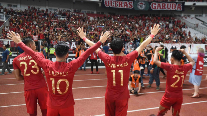 Sejumlah pesepak bola Indonesia berselebrasi usai mengalahkan Timor Leste dalam laga lanjutan Piala AFF 2018 di Stadion Utama Gelora Bung Karno, Jakarta