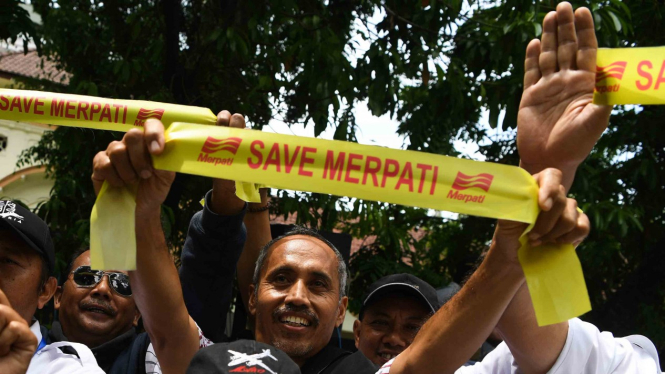 Sejumlah mantan karyawan PT Merpati Nusantara Airlines (Persero) melakukan aksi di depan Pengadilan Negeri (PN) Surabaya, Jawa Timur, Rabu, 14 November 2018.