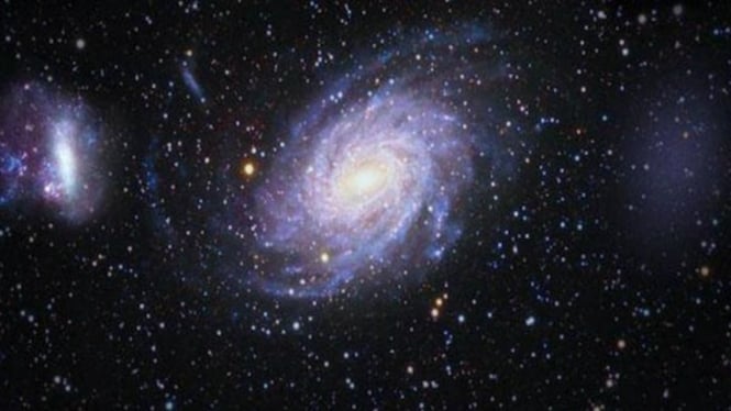 Galaksi Ant 2 dapat dilihat samar-samar di sisi kanan gambar ini