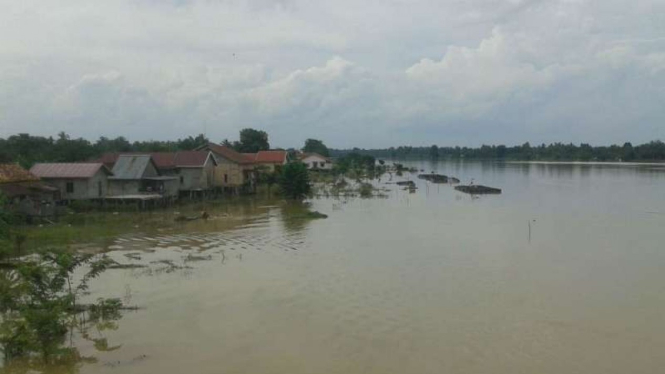 Pemandangan permukiman warga di aliran Sungai Batanghari yang tampak dari Jembatan Aurduri I, Kota Jambi, pada Rabu, 14 November 2018.