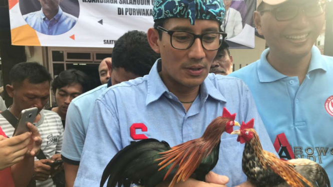 Calon Wakil Presiden nomor urut 02 membeli ayam-ayaman.