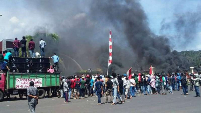 Ratusan petani membakar ban bekas mengelilingi kantor Bupati Halmahera Utara