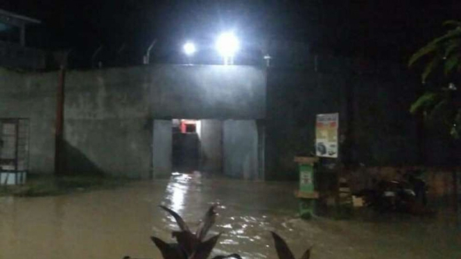 Kompleks Lembaga Pemasyarakatan Kelas II A Jambi kebanjiran setinggi kira-kira enam puluh sentimeter pada Kamis pagi, 15 November 2018.
