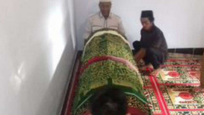 Jenazah Tuti Alawiyah, korban gempa yang mengguncang Bali, saat disemayamkan di rumah duka di Mataram, Nusa Tenggara Barat, pada Kamis, 15 November 2018.