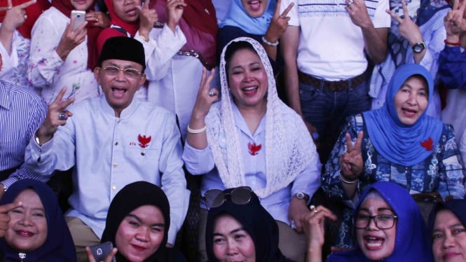 Politisi Partai Berkarya yang juga puteri Presiden RI ke-2 Soeharto Titiek Hediati (tengah) mengacungkan dua jari bersama Tim Pemenangan Prabowo Sandi (TP-PAS) usai acara Konsolidasi di Serang, Banten