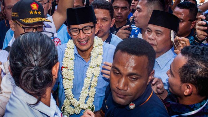 Calon Wakil Presiden nomor urut 02, Sandiaga Uno (tengah)