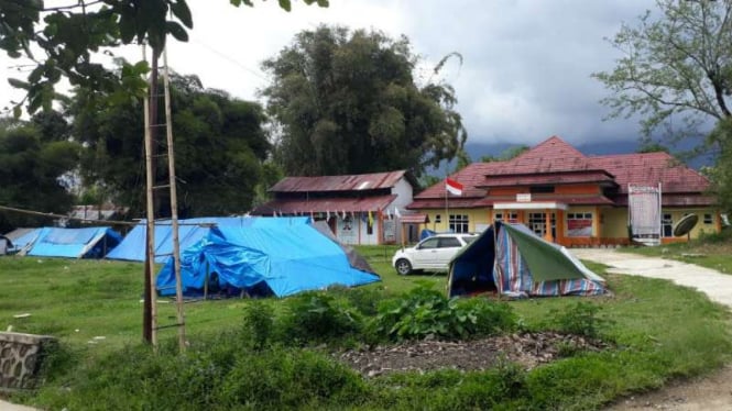 Tenda pengungsi dan tempet bekerja sementara pejabat KPU didirikan di halaman kantor KPU Kabupaten Mamasa setelah daerah itu diguncang gempa berkali-kali Kamis, 15 November 2018.