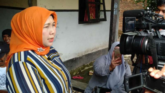Baiq Diyah Ratu Ganefi, anggota Dewan Perwakilan Daerah, saat mengunjungi rumah Baiq Nuril, perempuan yang dipidana melanggar Undang-Undang ITE, di Lombok Barat pada Kamis, 15 November 2018.