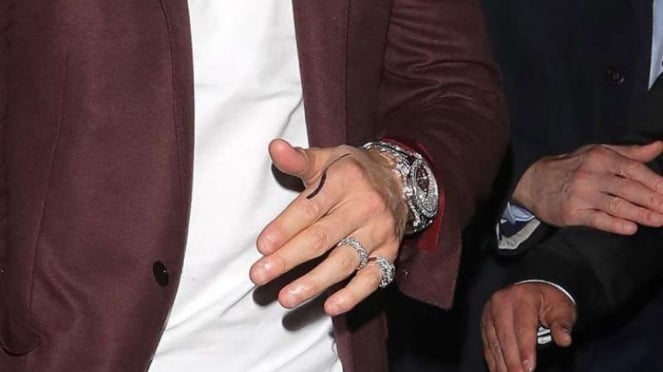 Cristiano Ronaldo dengan cincin di jarinya