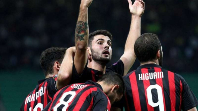 Para pemain AC Milan merayakan gol Patrick Cutrone 