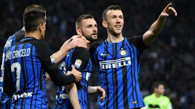 Para pemain Inter Milan merayakan gol Marcelo Brozovic (kedua dari kanan)