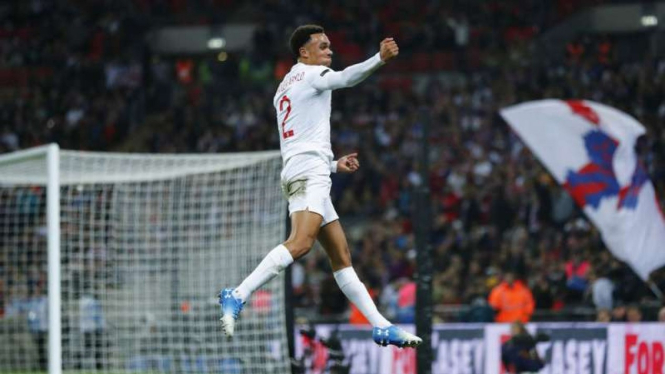 Pemain Inggris, Trent Alexander-Arnold rayakan gol.