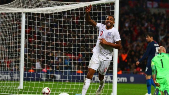 Striker Inggris, Callum Wilson, rayakan gol.