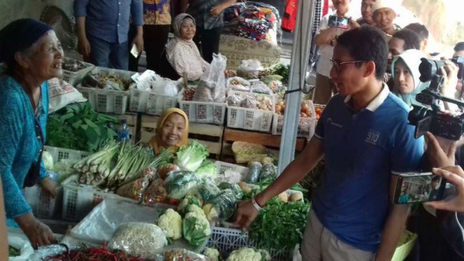 Calon wakil presiden Sandiaga Uno berkunjung ke pasar tradisional Stan di Desa Maguwoharjo, Kecamatan Depok, di Kabupaten Sleman, DI Yogyakarta, pada Jumat, 16 November 2018.