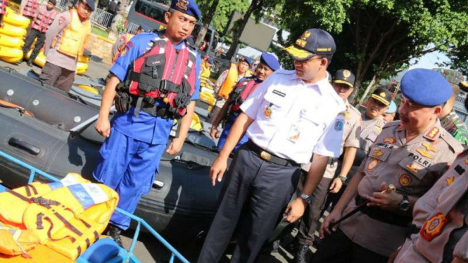 Gubernur Anies Baswedan mengecek persiapan personel penanggulangan banjir.
