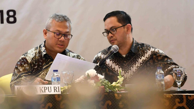 Ketua Komisi Pemilihan Umum (KPU) Arief Budiman (kiri) berdiskusi dengan Komisioner KPU Viryan (kanan) saat memimpin rapat pleno terbuka rekapitulasi daftar pemilih tetap hasil perbaikan (DPTHP) 2 di Jakarta