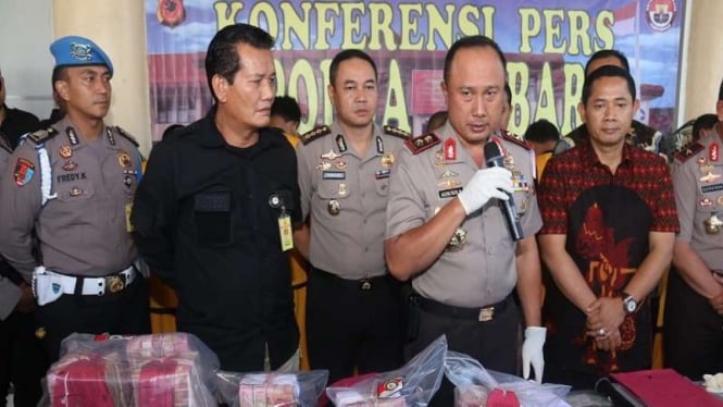 Kapolda Jawa Barat Irjen Pol Agung Budi Maryoto merilis kasus korupsi dana hibah