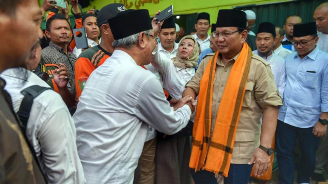 Calon Presiden nomer urut 02 Prabowo Subianto (kanan) saat kegiatan kampanye di Kabupaten Boyolali, Jawa Tengah