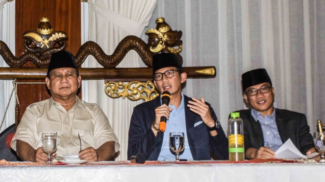 Bakal calon Presiden dan Wakil Presiden Prabowo Subianto (kiri) dan Sandiaga Uno (tengah) bersama Ketua DPP PAN Yandri Susanto (kanan) memberikan keterangan pers di kediaman Prabowo, Jalan Kertanegara, Jakarta