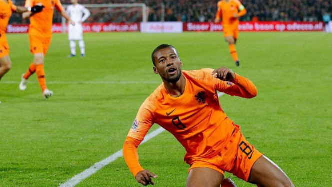 Gelandang Belanda, Giorginio Wijnaldum, rayakan gol ke gawang Prancis.