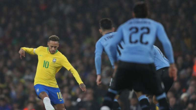Striker Brasil, Neymar, saat menghadapi Uruguay.