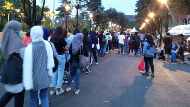 Suasana antrean konser Winner di Tenis Indoor Senayan