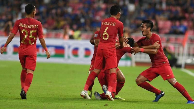 Para pemain Timnas Indonesia merayakan gol Zulfiandi ke gawang Thailand