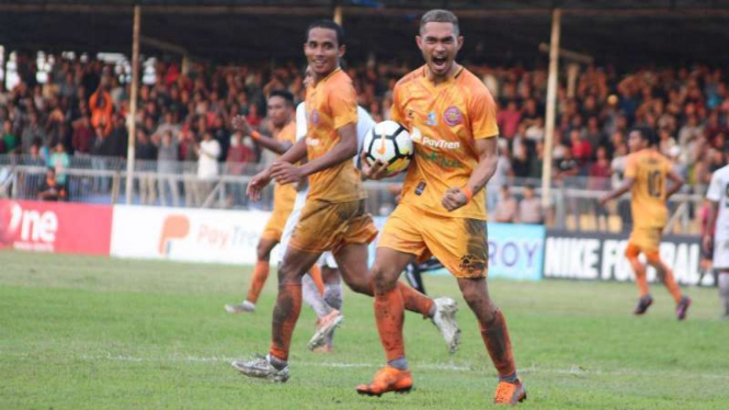 Pemain Persiraja Banda Aceh, Azka Fauzi, rayakan gol.