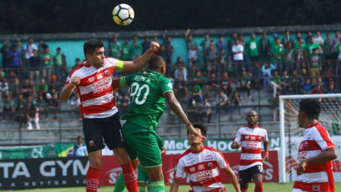 Duel PSMS Medan vs Madura United.