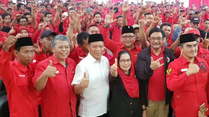 Bupati Lamongan Fadeli (berkemeja putih) hadir dalam forum konsolidiasi pemenangan pemilu yang diselenggarakan PDIP di Lamongan, Jawa Timur, Minggu 18 November 2018.