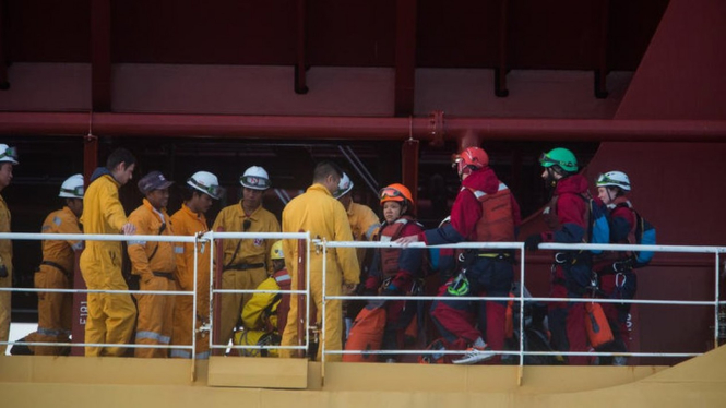 Aktivis Greenpeace asal Indonesia, Jerman, Inggris, Prancis, Kanada dan Amerika Serikat, menaiki kapal Stolt Tenacity untuk melakukan protes damai, namun kemudian ditahan di dalam salah satu kabin oleh kapten kapal. - Greenpeace/Jeremy Sutton-Hibbert