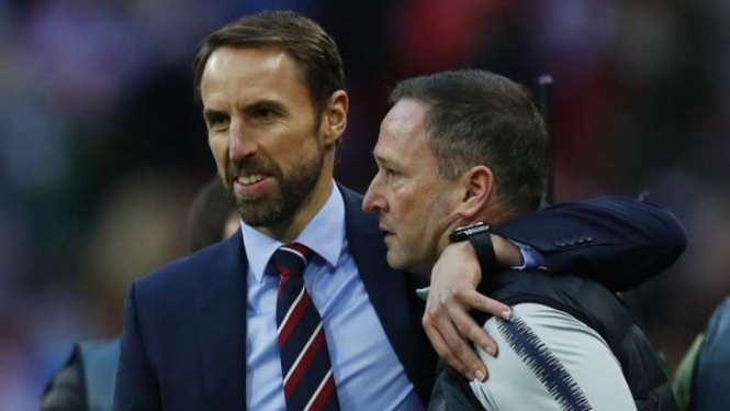 Pelatih Timnas Inggris, Gareth Southgate (kiri)