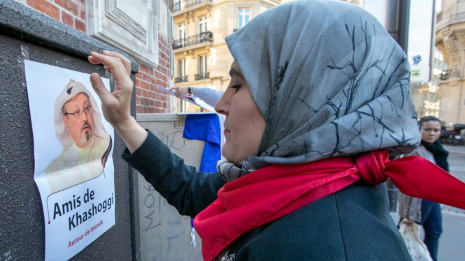 Demonstrasi menentang pembunuhan Jamal Khashoggi berlangsung di banyak negara, termasuk di Prancis ini. -Marc Piasecki/Getty Images