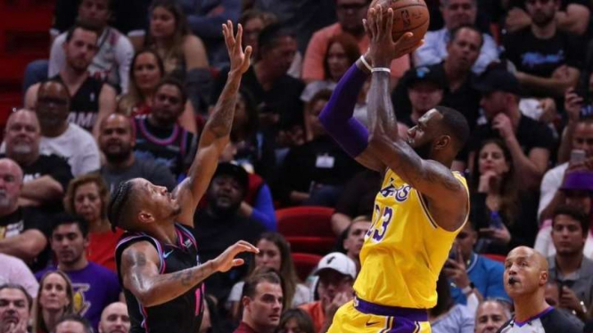 Bintang Los Angeles Lakers, LeBron James (kanan), dalam laga melawan Miami Heat
