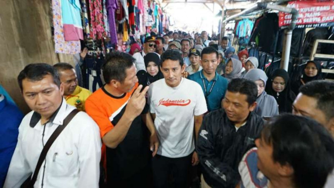 Calon wakil presiden Sandiaga Salahuddin Uno mengunjungi Pasar Induk Wonosobo, Jawa Tengah, pada Senin, 19 November 2018.