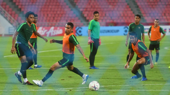 Sejumlah pesepak bola Timnas Indonesia berlatih menjelang laga lanjutan Piala AFF 2018 melawan Thailand, di Stadion Nasional Rajamangala, Bangkok, Thailand