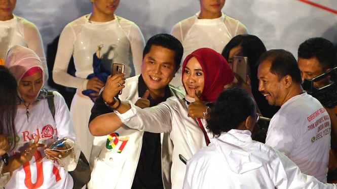 Ketua Tim Kampanye Nasional Koalisi Indonesia Kerja (TKN KIK), Erick Thohir (kedua kiri)