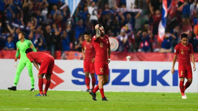 Sejumlah pesepak bola Indonesia meluapkan kekecewaan setelah gawang Indonesia dibobol Thailand dalam laga lanjutan Piala AFF 2018 di Stadion Nasional Rajamangala, Bangkok, Thailand